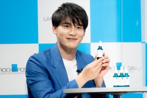 水上恒司、「ラ ロッシュ ポゼ 20周年記念ブランドアンバサダー就任発表会」に登場