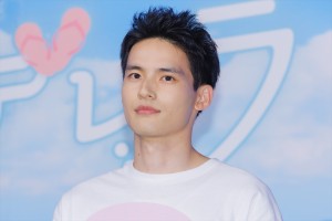 水上恒司、月9ドラマ『真夏のシンデレラ』制作発表会見に登場