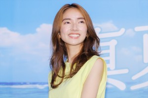 仁村紗和、月9ドラマ『真夏のシンデレラ』制作発表会見に登場
