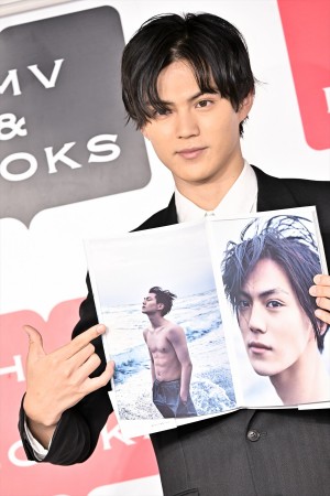 簡秀吉、1st写真集「IKKAN」発売記念イベントに登場