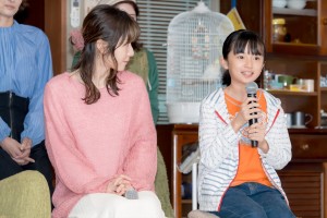ドラマ『ゆりあ先生の赤い糸』制作発表記者会見に出席した(左から)松岡茉優、白山乃愛
