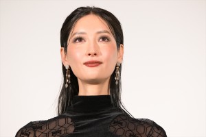 菜々緒、映画『怪物の木こり』公開記念舞台挨拶に登場