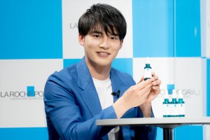 水上恒司、「ラ ロッシュ ポゼ 20周年記念ブランドアンバサダー就任発表会」に登場