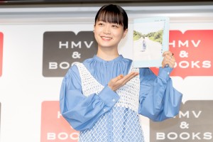 写真集「Free Mind」囲み取材に出席した深川麻衣