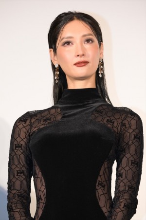 菜々緒、映画『怪物の木こり』公開記念舞台挨拶に登場