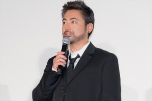 山田孝之、映画『屋根裏のラジャー』初日舞台挨拶に登場
