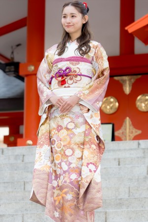 浅川梨奈、「エイベックス・マネジメント・エージェンシー 新春参拝&晴れ着お披露目会」に登場