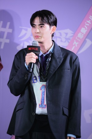 豊田裕大、Netflixシリーズ『恋愛バトルロワイヤル』配信記念イベント 明日蘭学院学園祭に登場