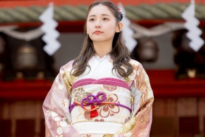浅川梨奈、「エイベックス・マネジメント・エージェンシー 新春参拝&晴れ着お披露目会」に登場