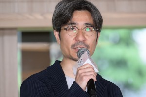 月川翔監督。映画『ディア・ファミリー』家族決起会見に登場