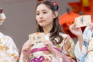 浅川梨奈、「エイベックス・マネジメント・エージェンシー 新春参拝&晴れ着お披露目会」に登場