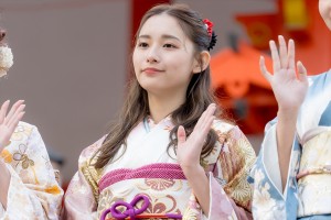 浅川梨奈、「エイベックス・マネジメント・エージェンシー 新春参拝&晴れ着お披露目会」に登場