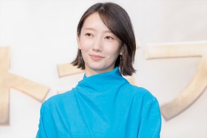 波瑠、木曜ドラマ『グレイトギフト』制作発表会見に登場
