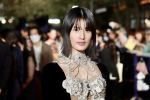 「第37回東京国際映画祭」オープニングレッドカーペットに登場した橋本愛