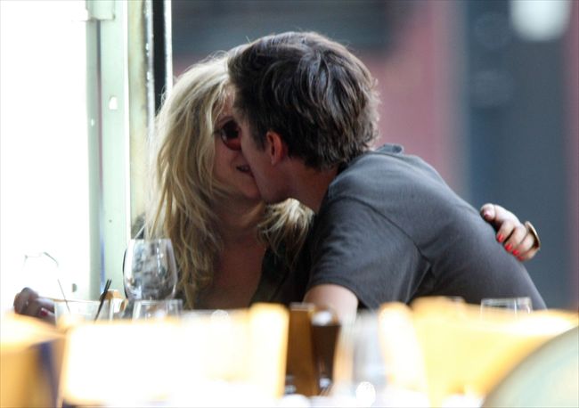 Mary Kate Olsen17157_mary kate kisses