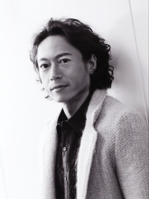 43歳の新人刑事役に扮する三上博史