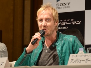 恐ろしいヴィランに変身するリス・エヴァンス