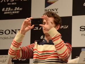 記者の写真をしきりに撮りまくるアンドリュー