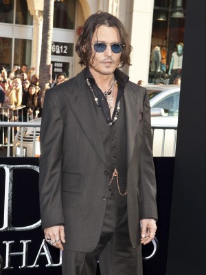 全身黒ずくめでブラックカーペットに登場したジョニー・デップ