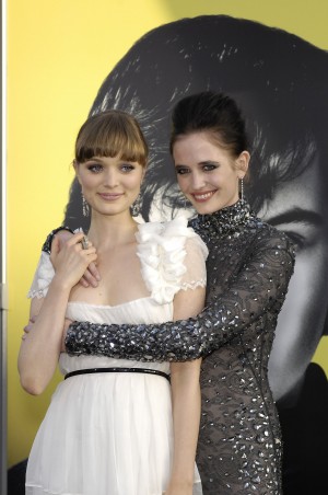 エヴァ・グリーン（右）と豪若手女優ベラ・ヒースコート