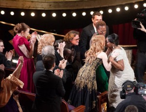 助演女優賞が発表され、ステージに向かう途中に出演者仲間と喜びを分かち合う、「ヘルプ～心がつなぐストーリー～」のオクタヴィア・スペンサー