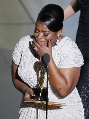 「ヘルプ～心がつなぐストーリー～」で助演女優賞を獲得し、スピーチ中に涙ぐむオクタヴィア・スペンサー