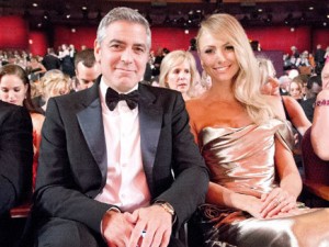 授賞式会場で笑顔を見せる、ジョージ・クルーニーと恋人のステイシー・キーブラー 