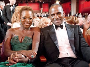 授賞式会場で笑顔を見せる、ヴィオラ・デイヴィスと夫のジュリアス・テノン 