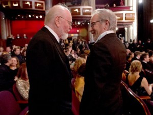 授賞式の合間に談笑する、ジョン・ウィリアムズとスティーヴン・スピルバーグ 