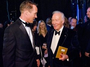 「人生はビギナーズ」で助演男優賞を獲得し、スピーチを終えバックステージに戻ってきたクリストファー・プラマー 