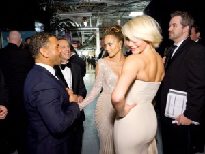 プレゼンターを務めたジェニファー・ロペス＆キャメロン・ディアスはバックステージで談笑中 