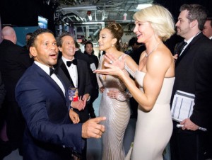プレゼンターを務めたジェニファー・ロペス＆キャメロン・ディアスはバックステージで談笑中