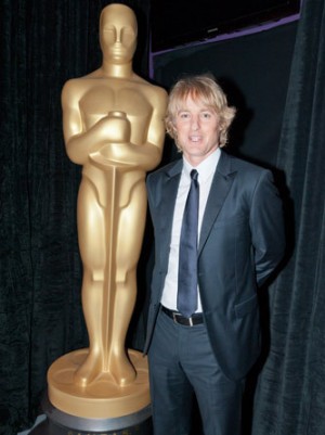 プレゼンターを務めたオーウェン・ウィルソンは、バックステージでオスカー像と共に 