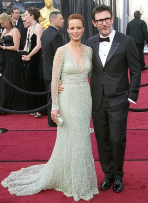 「アーティスト」で助演女優賞にノミネートされたベレニス・ベジョは、同作の監督賞・脚本賞にノミネートされたミシェル・アザナヴィシウスと共に登場（ドレス：エリーサーブ／Elie Saab）