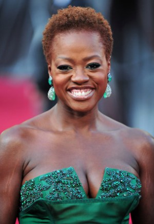 「ヘルプ～心がつなぐストーリー～」で主演女優賞にノミネートされた、ヴィオラ・デイヴィス（ドレス：Vera Wang／ヴェラ・ウォン）