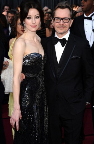 「裏切りのサーカス」で主演男優賞にノミネートされたゲイリー・オールドマンは、妻アレクサンドラ・エデンボローと登場