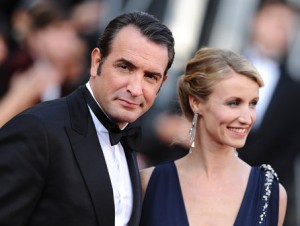 「アーティスト」で主演男優賞にノミネートされたジャン・デュジャルダンは、妻アレクサンドラ・ラミーと登場（タキシード：Giorgio Armani／ジョルジオ・アルマーニ）