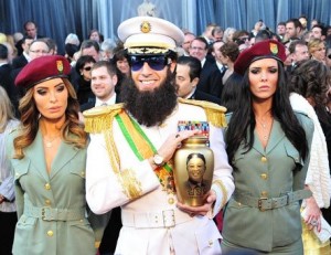 自身の次回作「The Dictator（原題）」の軍服コスチュームで登場した、サシャ・バロン・コーエン