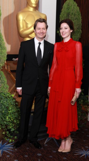 「裏切りのサーカス」で主演男優賞ノミネートのゲイリー・オールドマンと妻アレクサンドラ・エデンボロー (C)AFLO