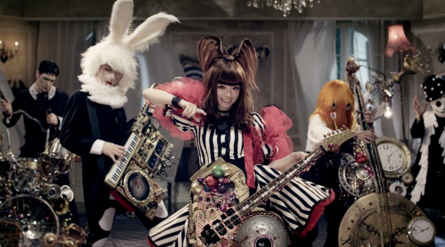 きゃりーぱみゅぱみゅ新曲「ファッションモンスター」MVはハロウィン意識でモンスターとパーティー