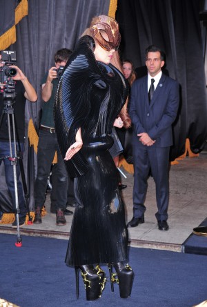 レディー・ガガ、初プロデュース香水「FAME」お披露目イベントに登場 