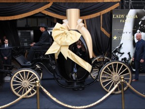 レディー・ガガ、初プロデュース香水「FAME」お披露目イベントに登場 