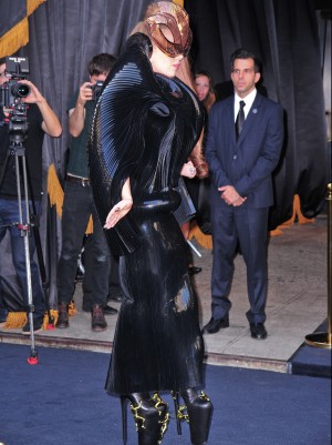 レディー・ガガ、初プロデュース香水「FAME」お披露目イベントに登場 