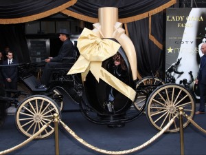 レディー・ガガ、初プロデュース香水「FAME」お披露目イベントに登場 