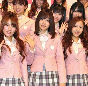 2011年「AKBリクエストアワーセットリストベスト100」での一枚。「桜の木になろう」の衣装で記者会見（2011年1月）