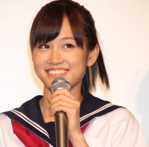 映画初主演の『もし高校野球の女子マネージャーがドラッカーの“マネジメント”を読んだら』初日舞台挨拶。制服は衣装でよく着ているが、セーラー服のあっちゃんは一段とかわいい（2011年6月）