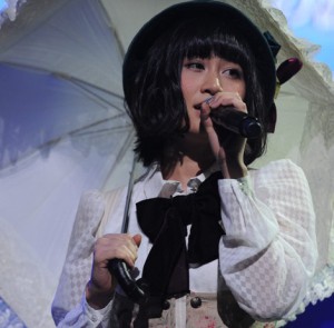 2011年年末に行われたAKB紅白歌合戦で「枯葉のステーション」をソロで熱唱（2011年12月）