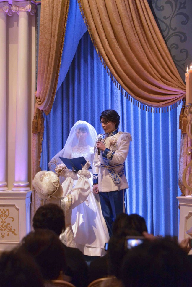 Tdlシンデレラ城内で開園以来初めての結婚式 ディズニー ロイヤルドリーム ウェディング の内容は 12年9月29日 写真 気になる ニュース クランクイン Tdlシンデレラ城内で開園以来初めての結婚式 ディズニー ロイヤルドリーム ウェディング の内容は 12年9月29日 写真 気になる ニュース クランクイン