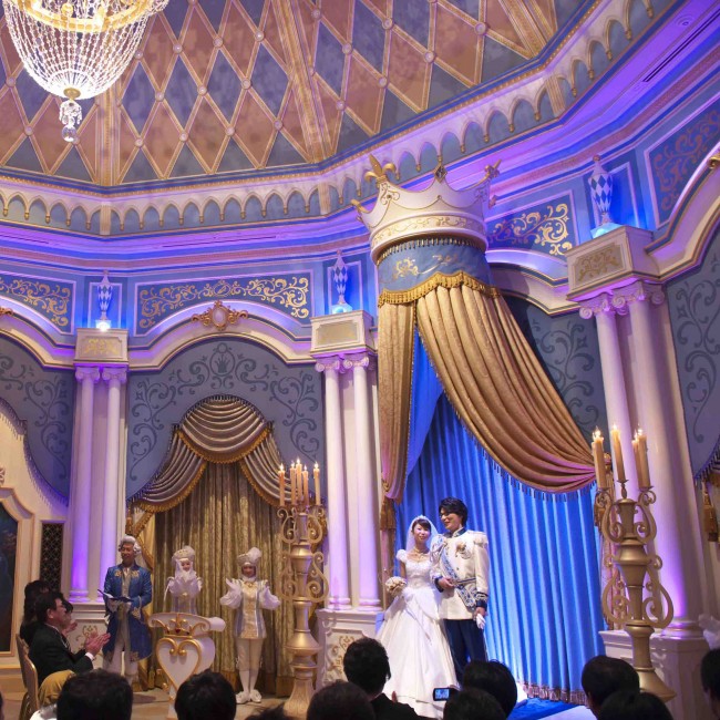 Tdlシンデレラ城内で開園以来初めての結婚式 ディズニー ロイヤルドリーム ウェディング の内容は 12年9月29日 写真 気になる ニュース クランクイン Tdlシンデレラ城内で開園以来初めての結婚式 ディズニー ロイヤルドリーム ウェディング の内容は 12年9月29日 写真 気になる ニュース クランクイン