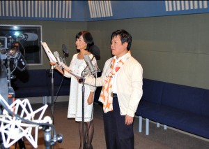 「タッチ」コラボCM収録中の日高のり子と三ツ矢雄二